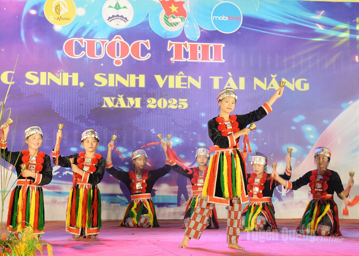 Tiết mục văn hóa đặc sắc của đồng bào dân tộc Dao.
