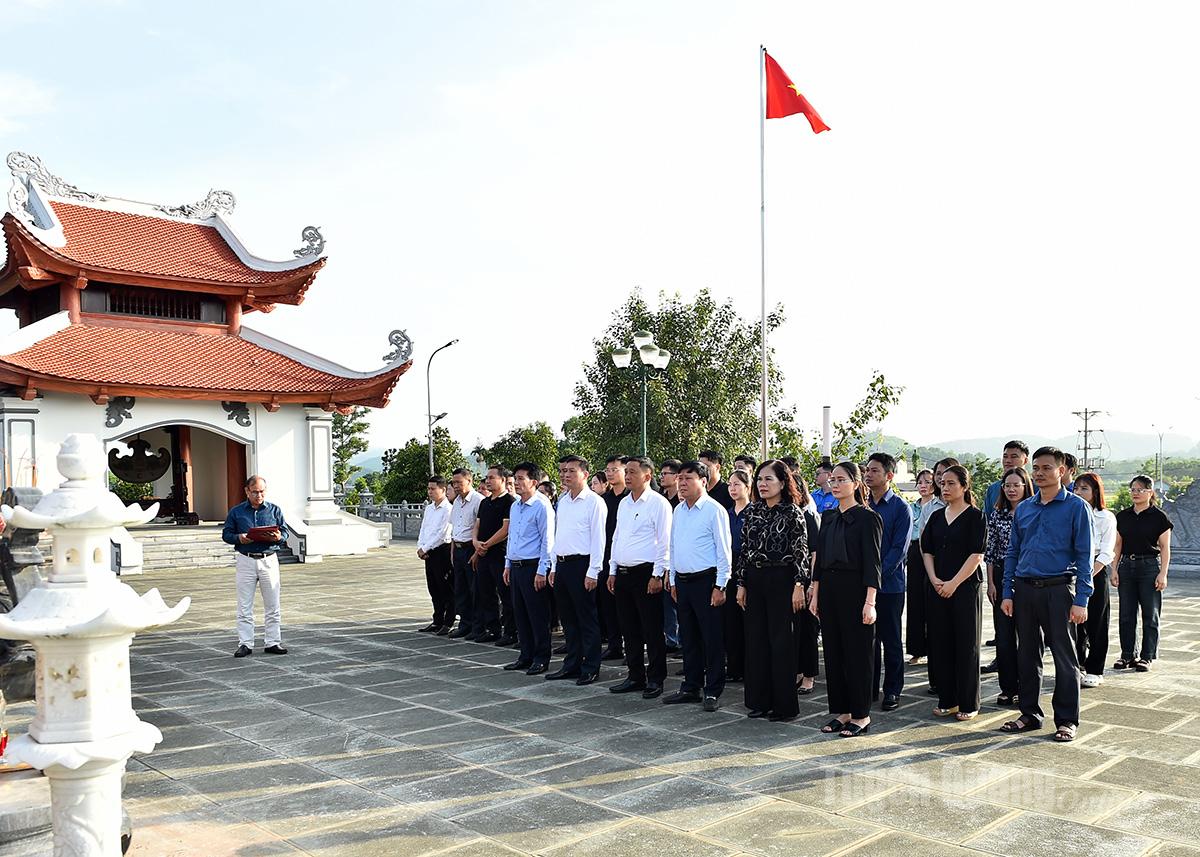 Báo và phát thanh, truyền hình Tuyên Quang dâng hương trước Nhà tưởng niệm các Anh hùng liệt sĩ, Nghĩa trang Liệt sĩ tỉnh.