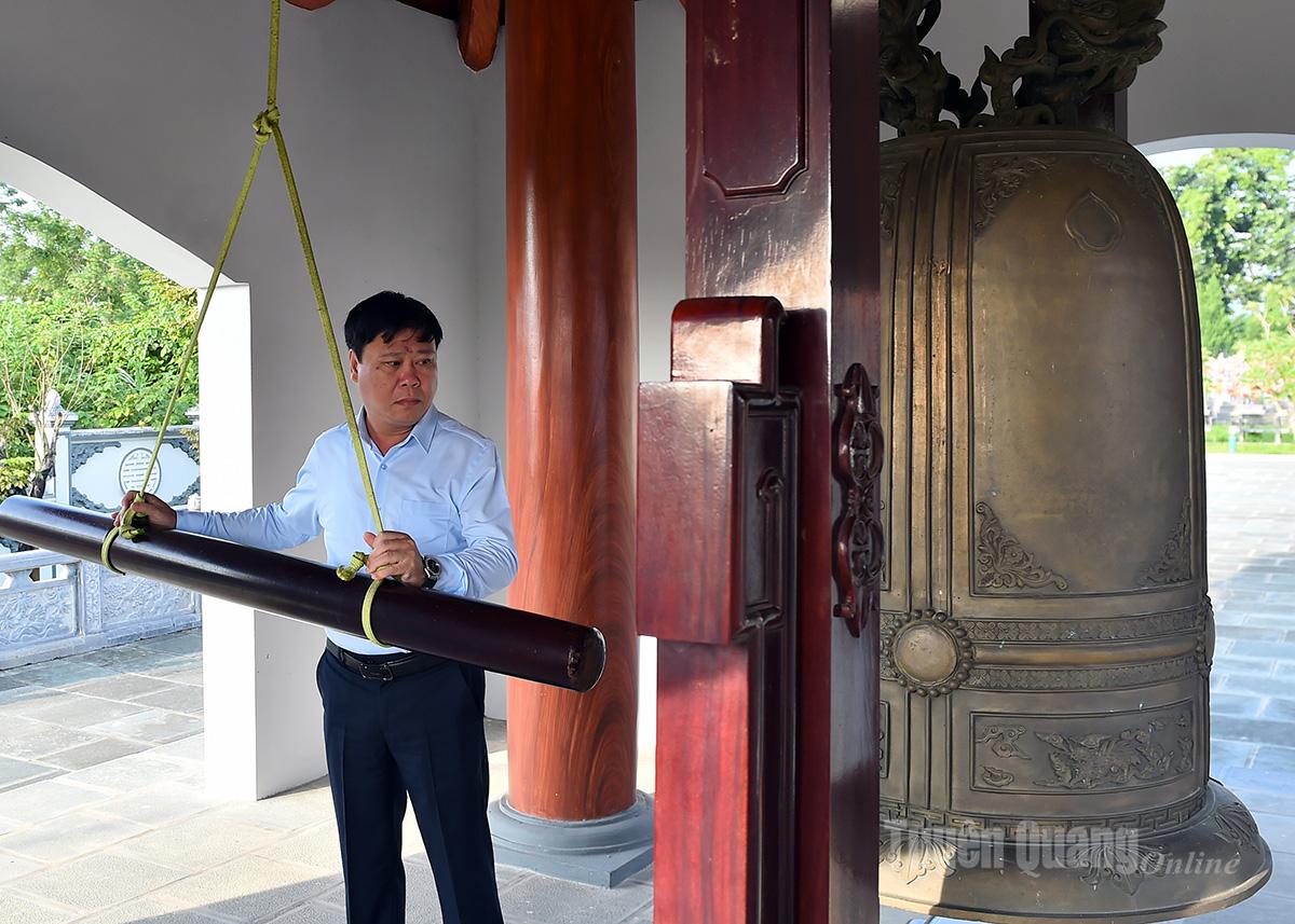 Đồng chí Mai Đức Thông, Tổng Biên tập Báo và phát thanh, truyền hình Tuyên Quang thỉnh chuông tưởng nhớ các Anh hùng liệt sĩ.