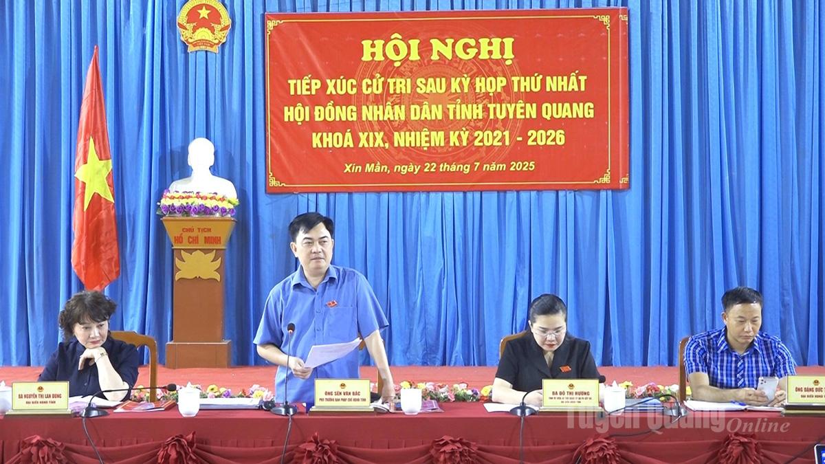 Đồng chí Sền Văn Bắc, Phó Trưởng ban Pháp chế HĐND tỉnh giải đáp các vấn đề cử tri quan tâm.