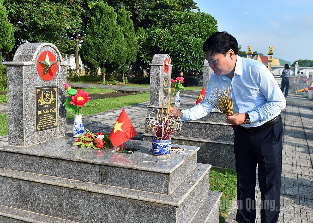 Đồng chí Mai Đức Thông, Tổng Biên tập Báo và phát thanh, truyền hình Tuyên Quang thắp hương mộ liệt sĩ.