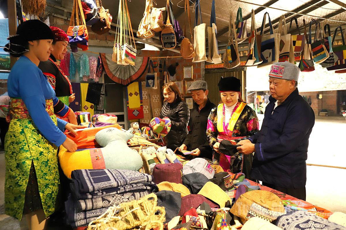 Today, many cooperatives have brought innovation into the craft, creating a wide range of flax-based products that are loved by tourists.