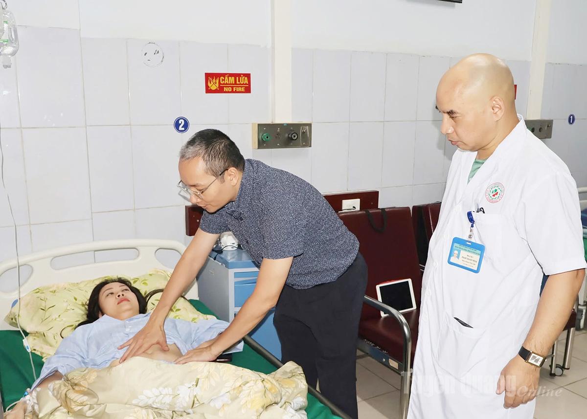 Bác sĩ Bệnh viện Hữu nghị Việt Đức hội chẩn một ca bệnh tại khoa Ngoại tổng hợp.