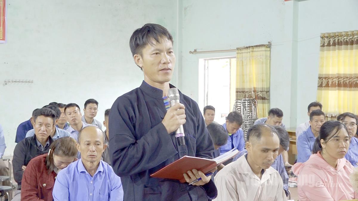 Cử tri phát biểu ý kiến kiến nghị tại buổi tiếp xúc.