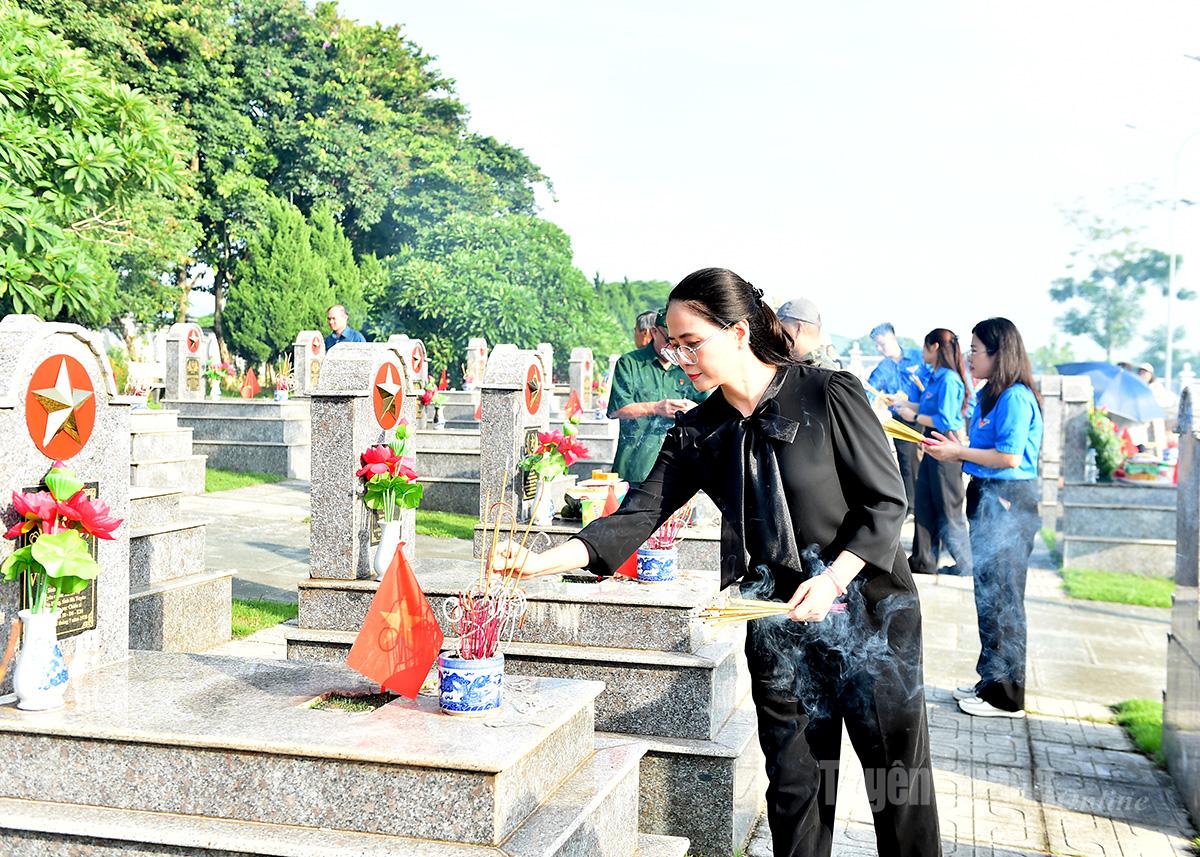 Đồng chí Tăng Thị Hà, Phó Tổng Biên tập Báo và phát thanh, truyền hình Tuyên Quang thắp hương mộ liệt sĩ.