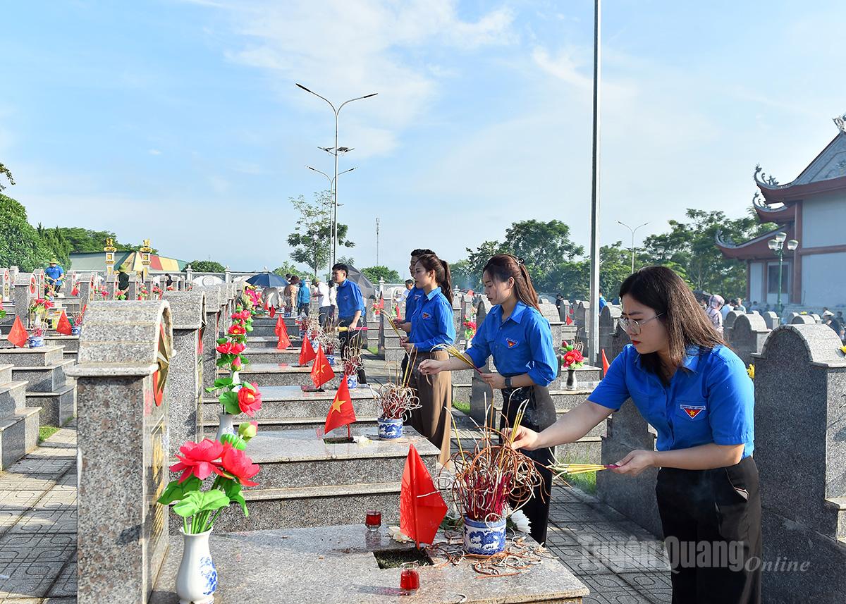 Đoàn viên, thanh niên Báo và phát thanh, truyền hình Tuyên Quang thắp hương mộ liệt sĩ.
