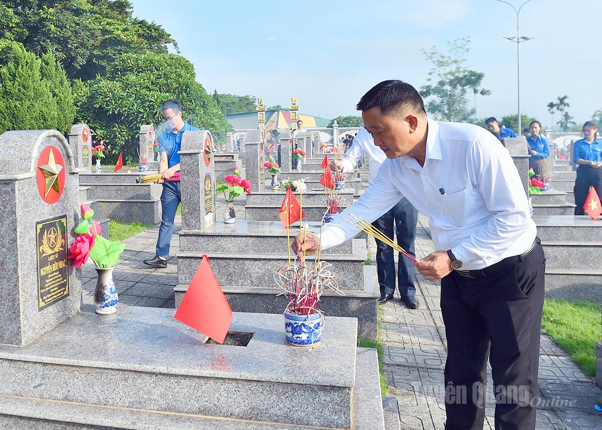 Đồng chí Trần Việt Tuyên, Phó Tổng Biên tập Báo và phát thanh, truyền hình Tuyên Quang thắp hương mộ liệt sĩ.