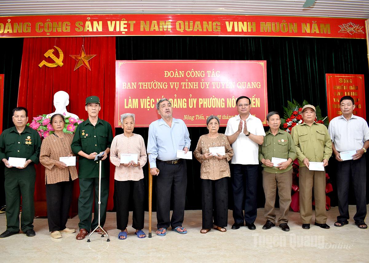  Đồng chí Nguyễn Mạnh Tuấn, Ủy viên Ban Thường vụ Tỉnh ủy, Phó Chủ tịch Thường trực UBND tỉnh trao quà cho người có công, gia đình chính sách trên địa bàn phường Nông Tiến.