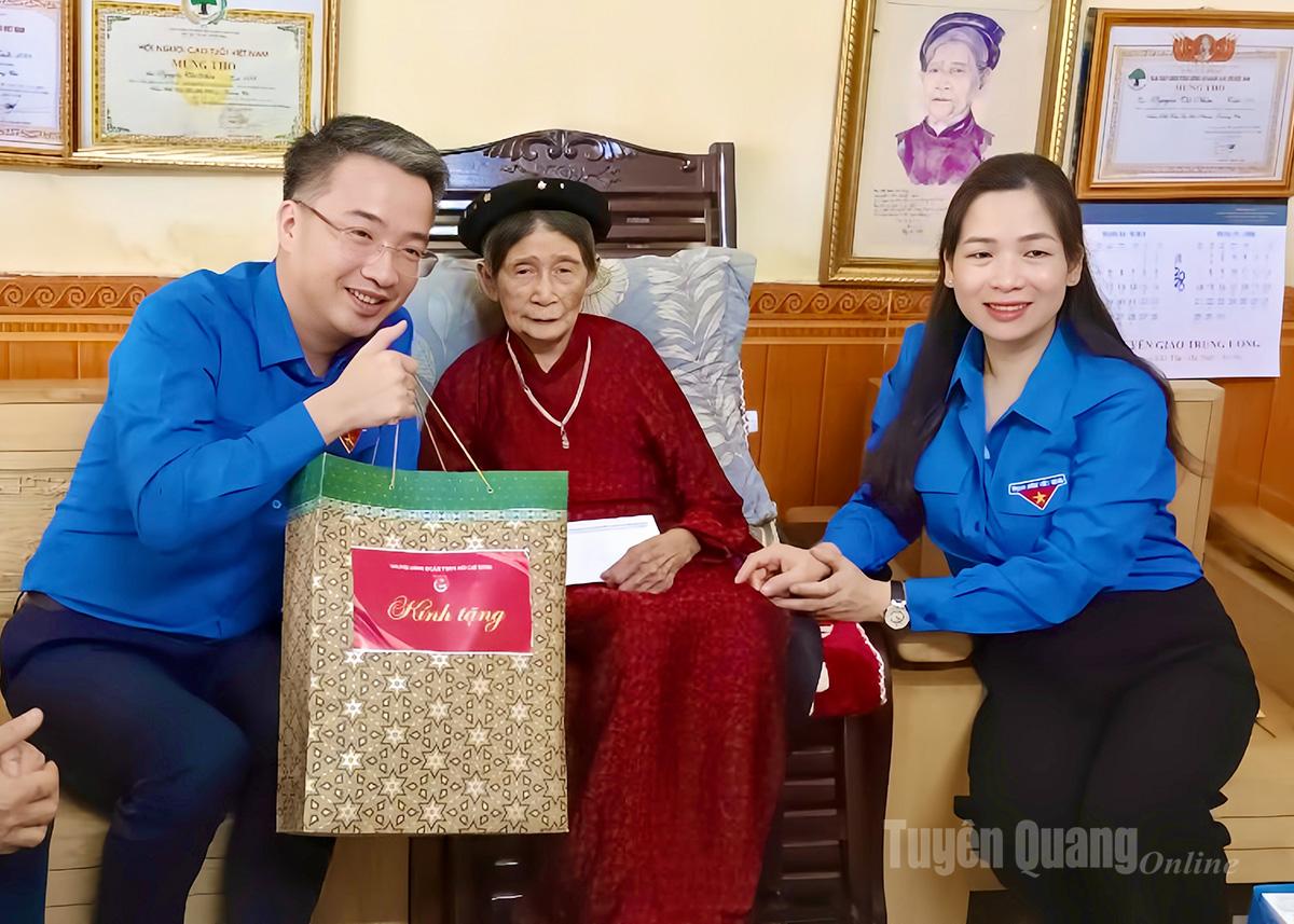 Secretary of the Central Youth Union Nguyen Tuong Lam, along with leaders of the Tuyen Quang Provincial Youth Union, presented gifts to Vietnamese Heroic Mother Nguyen Thi Nhon.