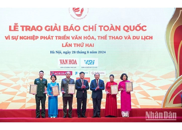 Lễ trao Giải Báo chí toàn quốc “Vì sự nghiệp phát triển Văn hóa, Thể thao và Du lịch” lần thứ 2 năm 2024. (Ảnh: SƠN TÙNG)