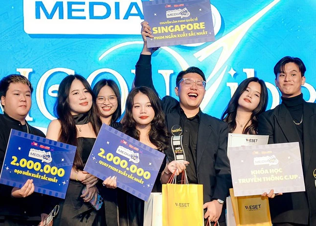 Đội aeX Team với ba giải thưởng ấn tượng. (Ảnh: Ban tổ chức)