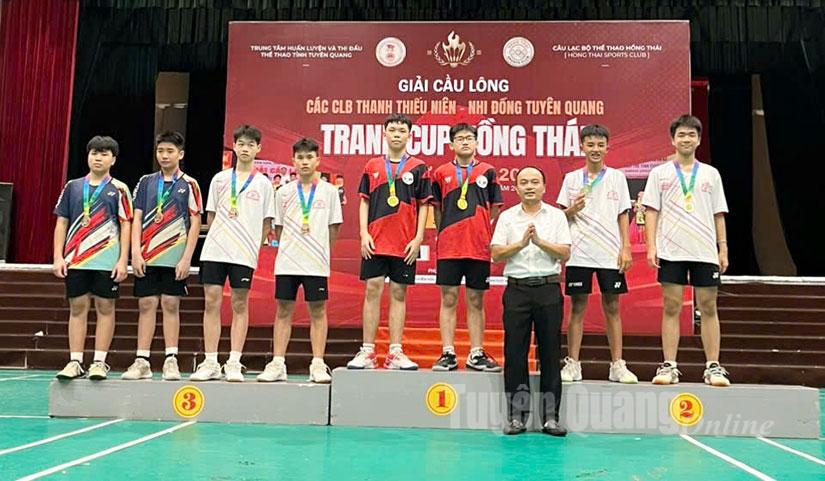 Ban tổ chức trao giải cho các vận động viên có thành tích thi đấu xuất sắc tại giải.