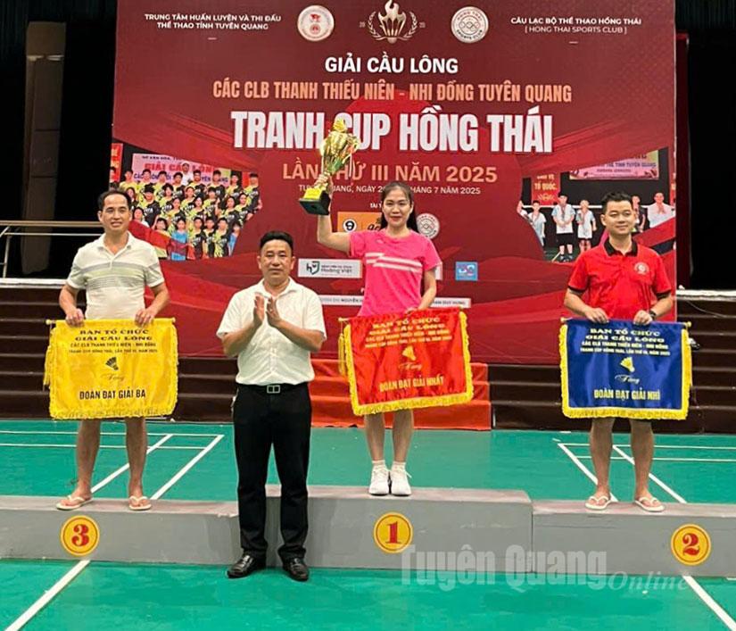 Ban tổ chức trao giải Nhất, Nhì, Ba toàn đoàn và cúp cho các đoàn có thành tích thi đấu xuất sắc tại giải.