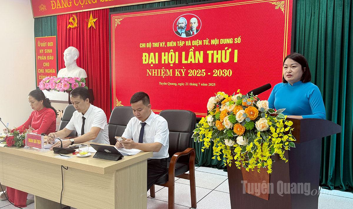 Đồng chí Nguyễn Thị Hoài Yên, Uỷ viên Ban Thường vụ Đảng uỷ, Phó Tổng Biên tập Báo và phát thanh, truyền hình Tuyên Quang phát biểu chỉ đạo đại hội.