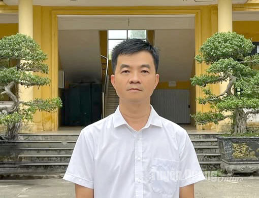  Thầy giáo Trần Ngọc Sơn, Tổ trưởng chuyên môn Tổ Ngoại ngữ - GDTC - QPAN, Trường THPT Sơn Nam (Sơn Thủy).