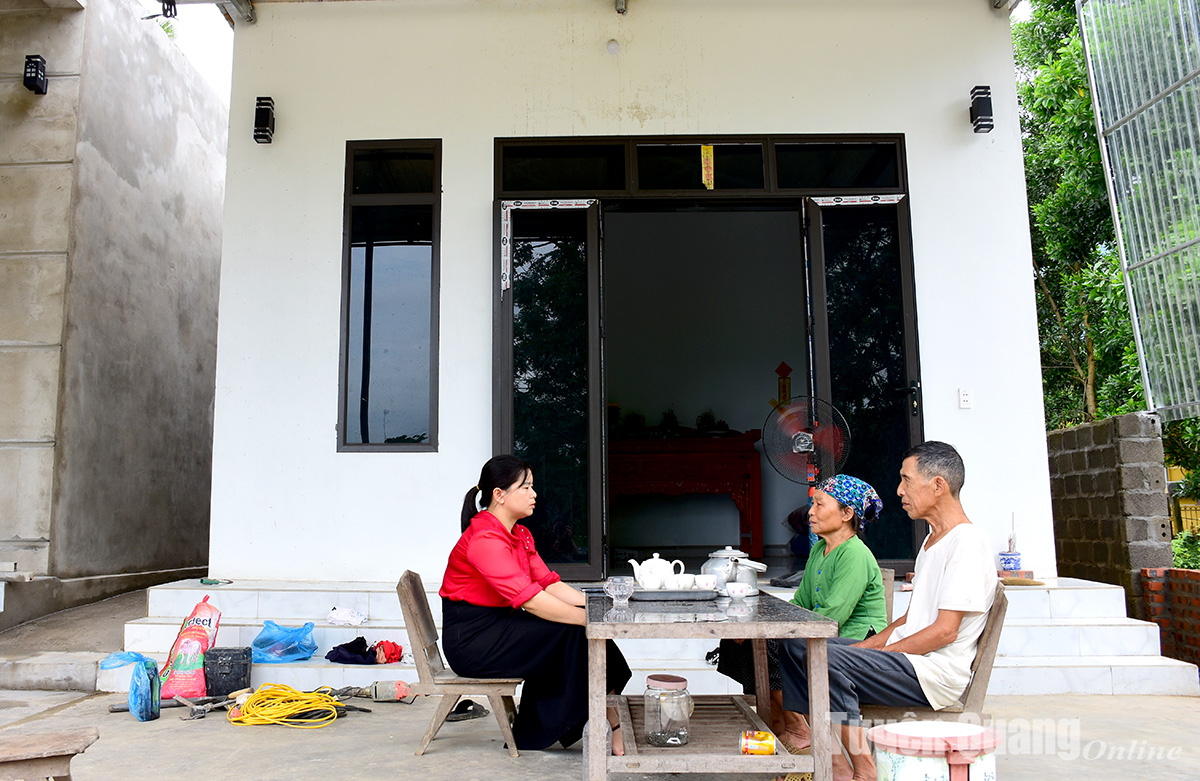 Gia đình bà Ma Thị Quán, thôn Bản Cuống, xã Minh Quang bên ngôi nhà mới.