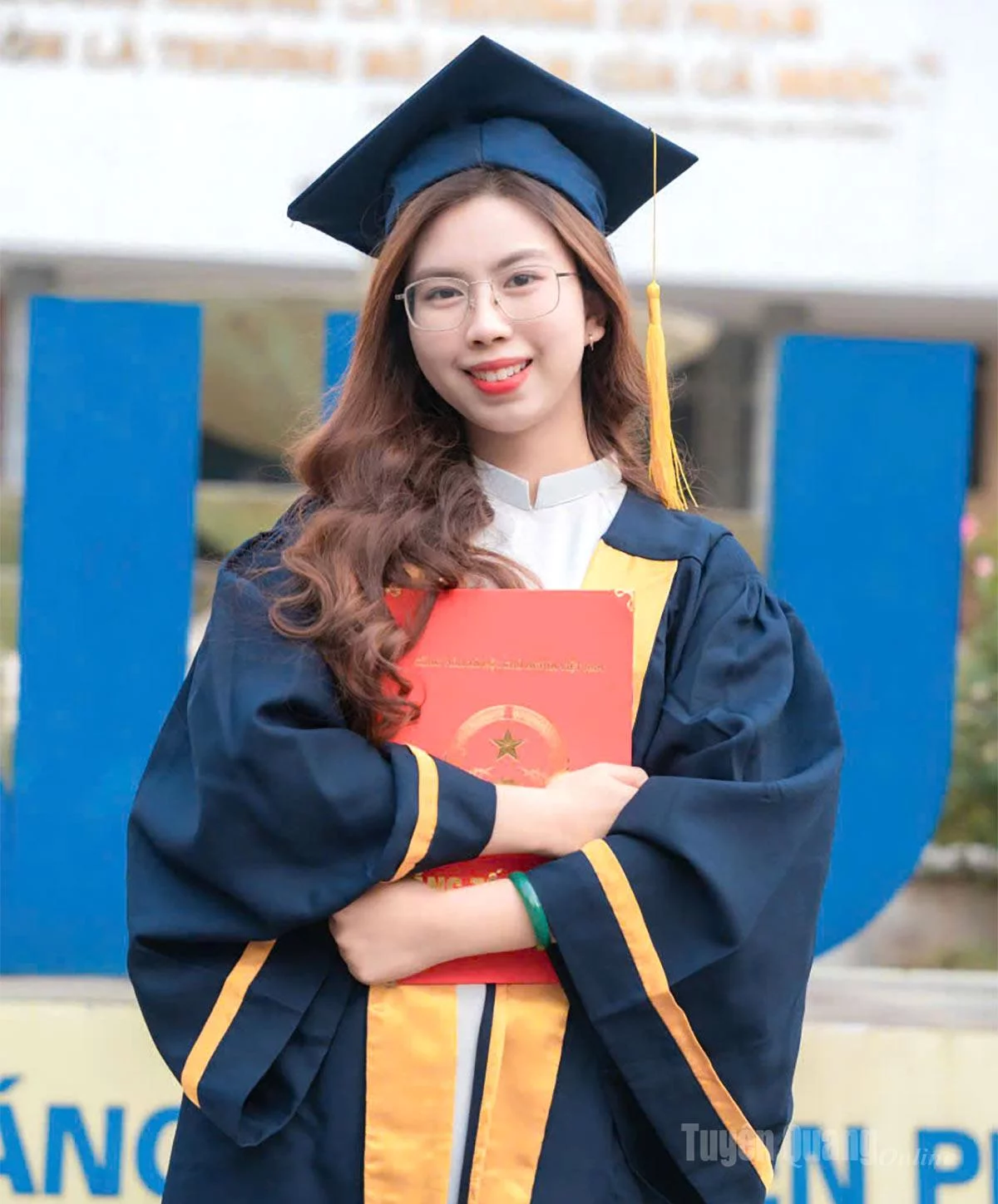 Em Từ Hoàng Chi Mai, được vinh danh là thủ khoa tốt nghiệp loại Xuất sắc Khoa Lịch sử, trường Đại học Sư phạm Hà Nội. 