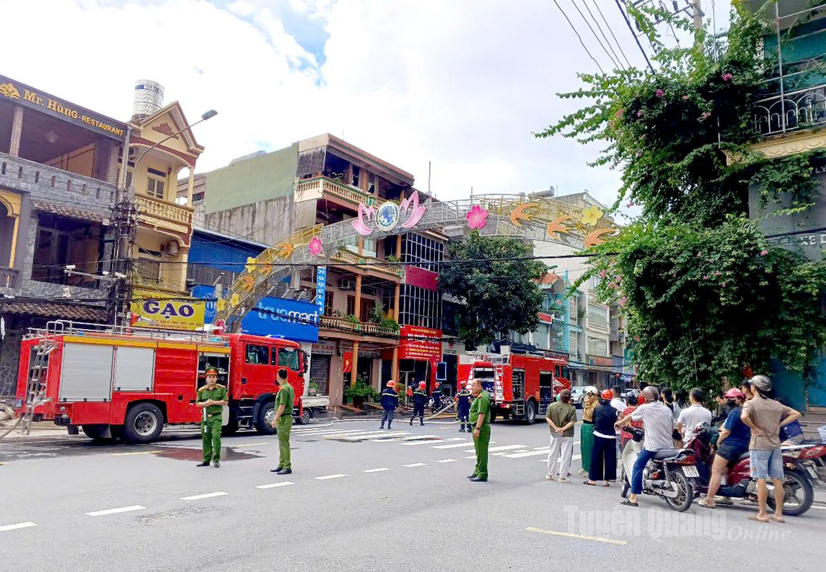 Lực lượng chức năng kịp thời có mặt tại hiện trường để dập tắt đám cháy.