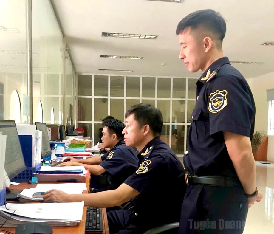 Công chức Hải quan Tuyên Quang giải quyết hồ sơ trên hệ thống VNACCS/VCIS.