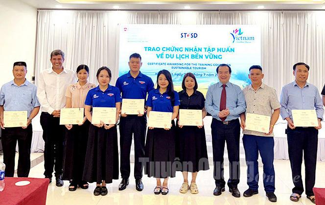 Các học viên khảo sát thực tế tại Khu nghỉ dưỡng H’mong Village (xã Lùng Tám).