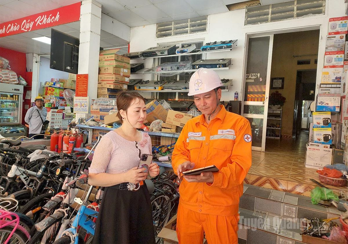Cán bộ Đội Quản lý điện lực khu vực Sơn Dương tuyên truyền cho người dân xã Tân Trào sử dụng điện an toàn, tiết kiệm.