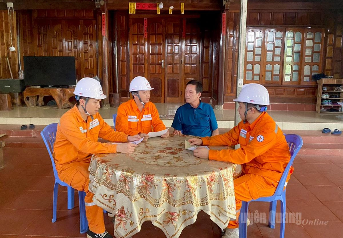 Cán bộ Đội Quản lý điện lực khu vực Na Hang giải đáp các thắc mắc về hóa đơn tiền điện tăng cao cho người dân xã Nà Hang.