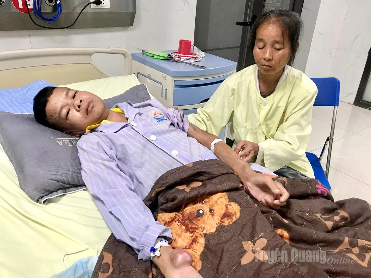 Em Phạm Thế Nghĩa, thôn Đô Thượng 1, xã Xuân Vân đang được mẹ chăm sóc tại Khoa Hồi sức cấp cứu Bệnh viện Đa khoa Phương Bắc.