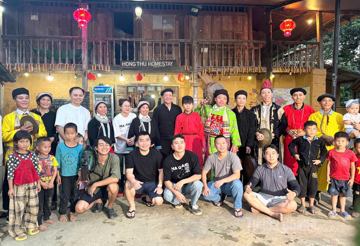 Tourists at Hong Thu Homestay.