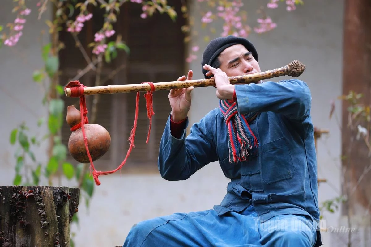 A Páo trong trang phục chàng trai Mông hát trên đỉnh Mã Pì Lèng.