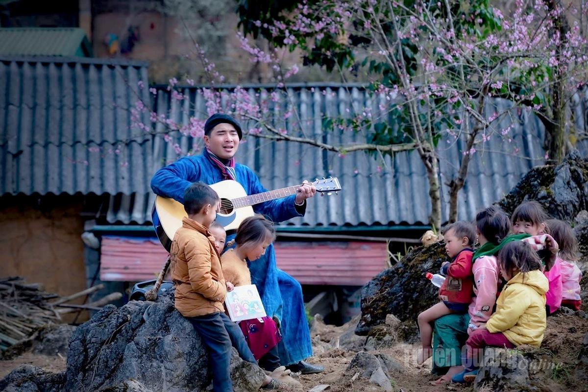 A Páo cùng những khán giả nhí đáng yêu.