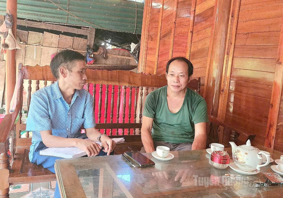 Bí thư Chi bộ thôn Lũng Giềng Lò Xuân Thắng (bên phải), xã Xuân Lập tuyên truyền để người dân xóa bỏ phong tục, tập quán lạc hậu, xây dựng nếp sống văn minh.