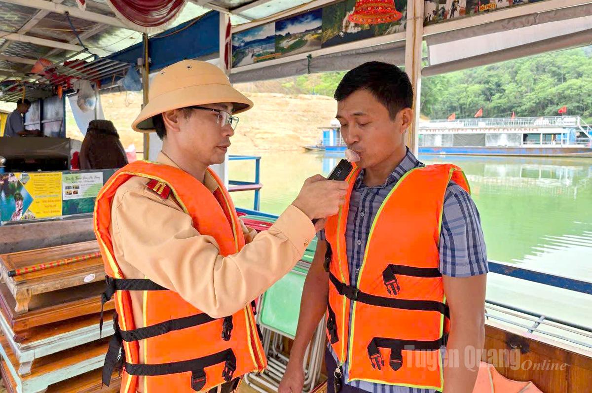 Lực lượng Cảnh sát giao thông kiểm tra nồng độ cồn đối với người điều khiển phương tiện tàu, thuyền.