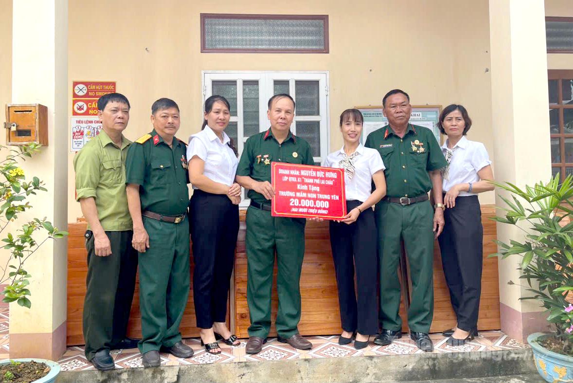 Cựu chiến binh Nguyễn Hồng Thanh và Nhóm quốc kỳ tặng quà cho trường Tiểu học Trung Yên.
