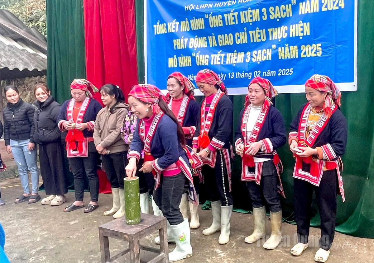 Hội viên phụ nữ xã Hồ Thầu thực hiện mô hình “Ống tiết kiệm 3 sạch”.