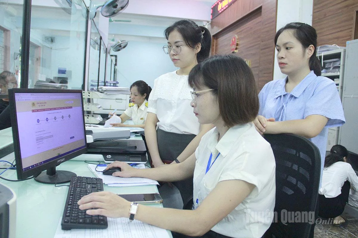 Cán bộ, công chức phường Hà Giang 2 trao đổi chuyên môn, nghiệp vụ.