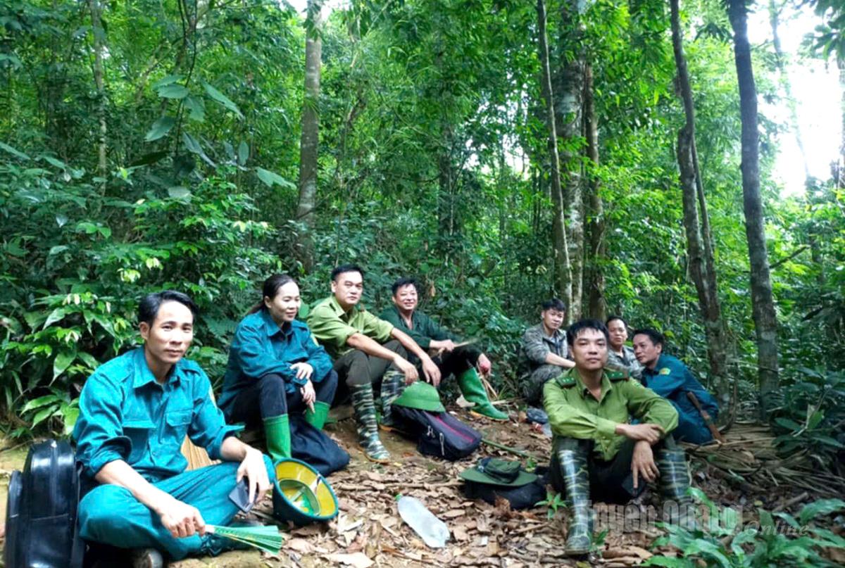 Người dân thôn Lục Liêu cùng cán bộ kiểm lâm tuần rừng.
