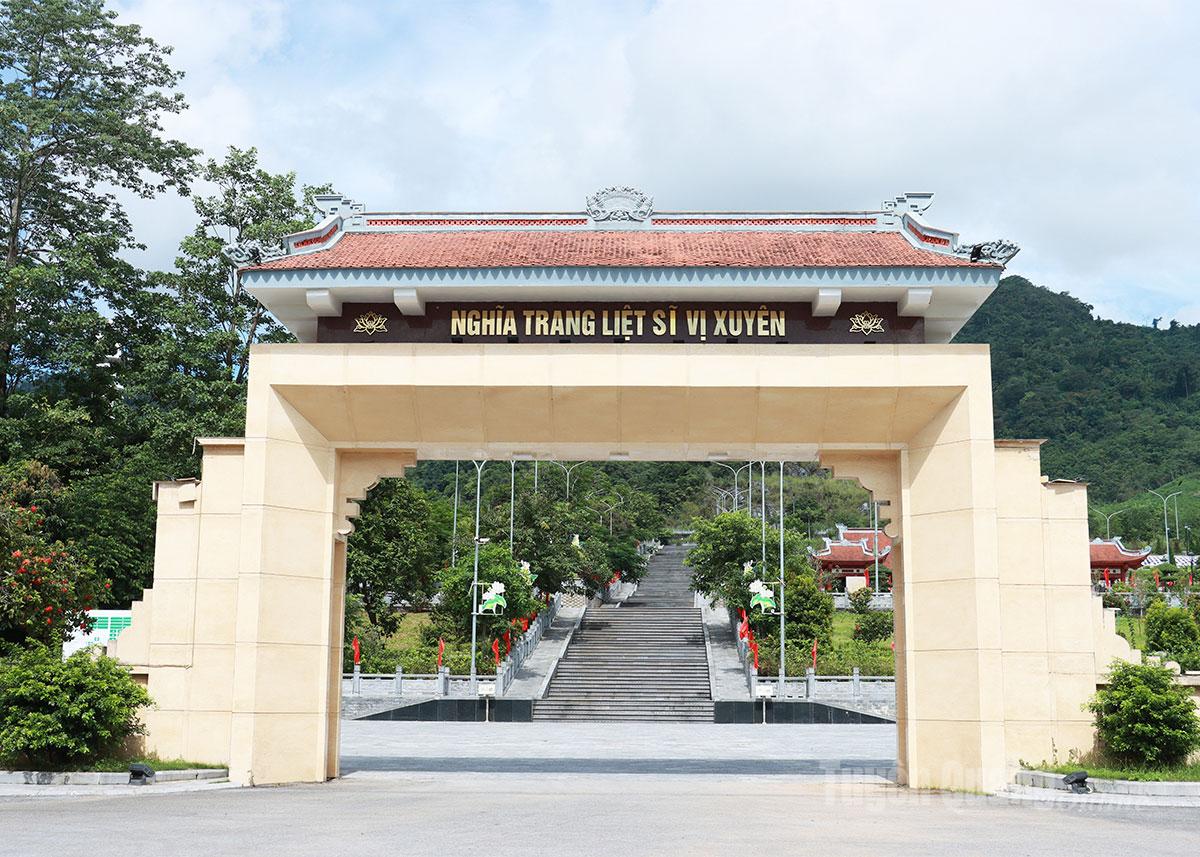 Nghĩa trang Liệt sĩ quốc gia Vị Xuyên nằm cạnh Quốc lộ 2, thuộc tổ 18, xã Vị Xuyên, tỉnh Tuyên Quang.