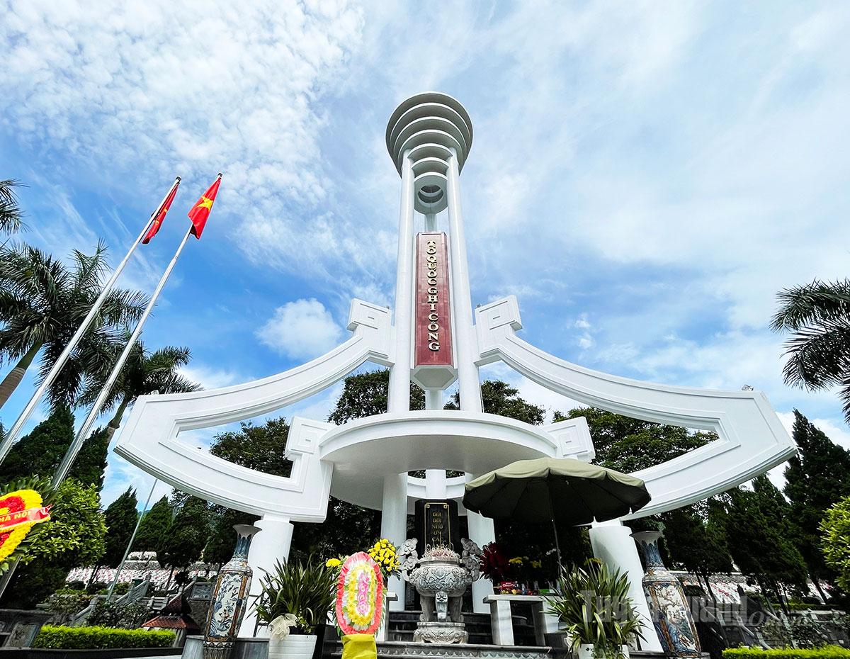 The memorial monument — a sacred focal point of the cemetery — features three main pillars symbolizing three burning incense sticks, with seven circles above representing seven rising trails of smoke. From a distance, the monument resembles three upright AK rifles — a familiar image from soldiers’ moments of rest during wartime.