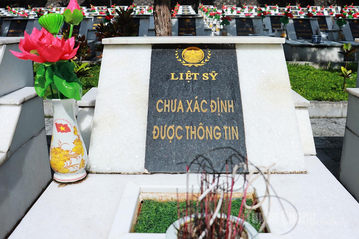 Mỗi tấm bia là một bản anh hùng ca. Có tấm bia có tên, có tuổi nhưng cũng có tấm bia chỉ ghi “Liệt sĩ chưa xác định được thông tin”. Trong khuôn viên nghĩa trang hiện có 433 phần mộ chưa xác định được thông tin.