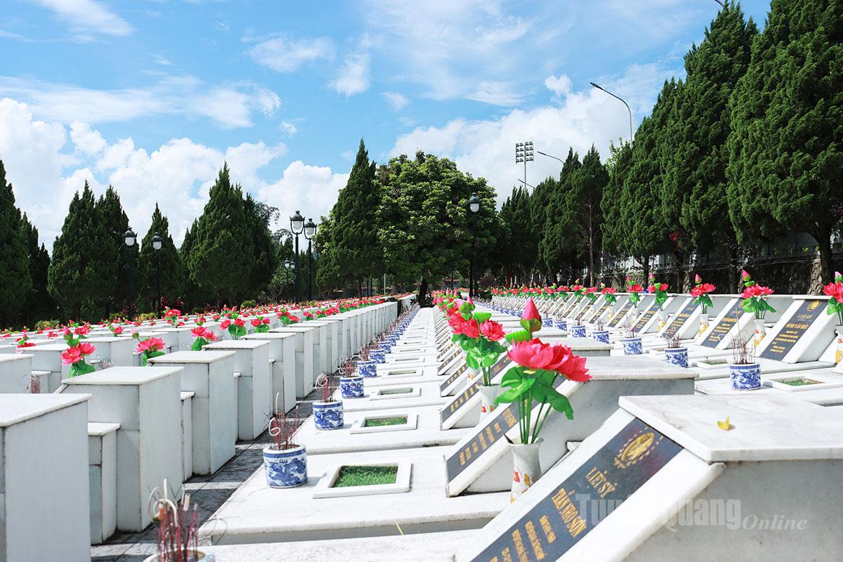 Các phần mộ được sắp xếp thẳng hàng, bao quanh bởi cây xanh tạo thành một không gian thiêng liêng, trầm mặc như bản trường ca lặng thầm về những năm tháng chiến đấu đầy oanh liệt.