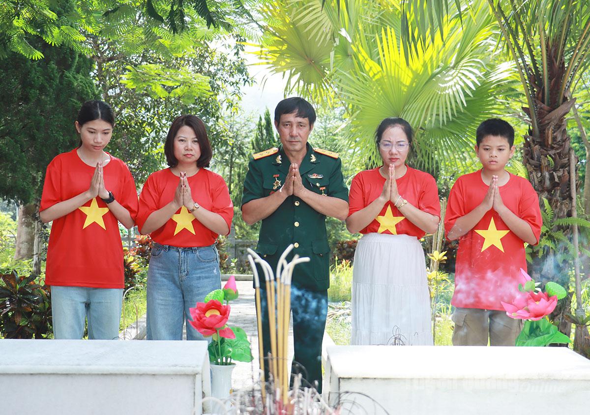 Mr. Phan Van Luong, a veteran of Regiment 148, Division 316, shared with emotion:
“Nearly 40 years since I left the trenches of Vi Xuyen, I still make it a habit to visit the cemetery and offer incense every July. Some comrades rest here, others have yet to be found — but in my heart, they have never left.”