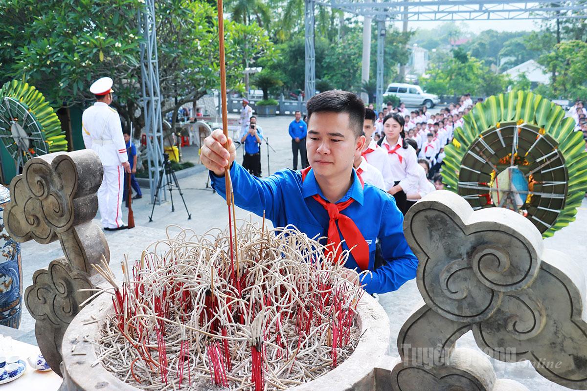 Tuổi trẻ tỉnh Tuyên Quang thắp hương, tri ân các Anh hùng liệt sĩ – một hoạt động thể hiện truyền thống đạo lý “Uống nước nhớ nguồn”.