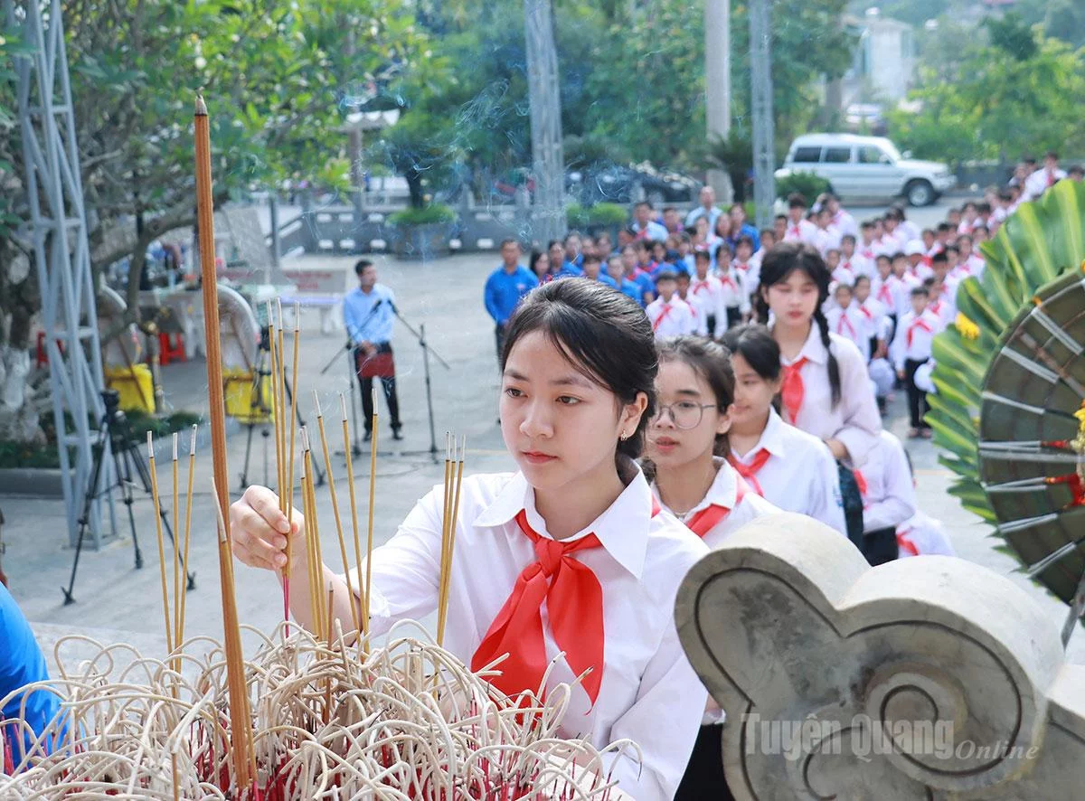 Đối với thế hệ trẻ, mỗi nén hương không chỉ là sự tri ân các Anh hùng liệt sĩ mà còn là lời hứa về trách nhiệm của mình tiếp nối truyền thống của cha anh để xây dựng quê hương, đất nước.