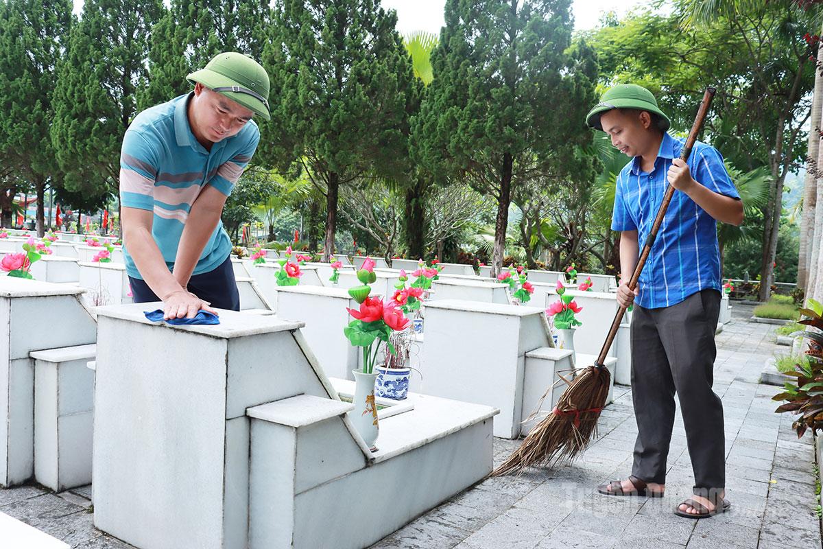 Hằng ngày, cán bộ quản trang cẩn thận lau chùi, quét dọn từng khu mộ, giữ cho nghĩa trang luôn thanh tịnh, xanh mát.