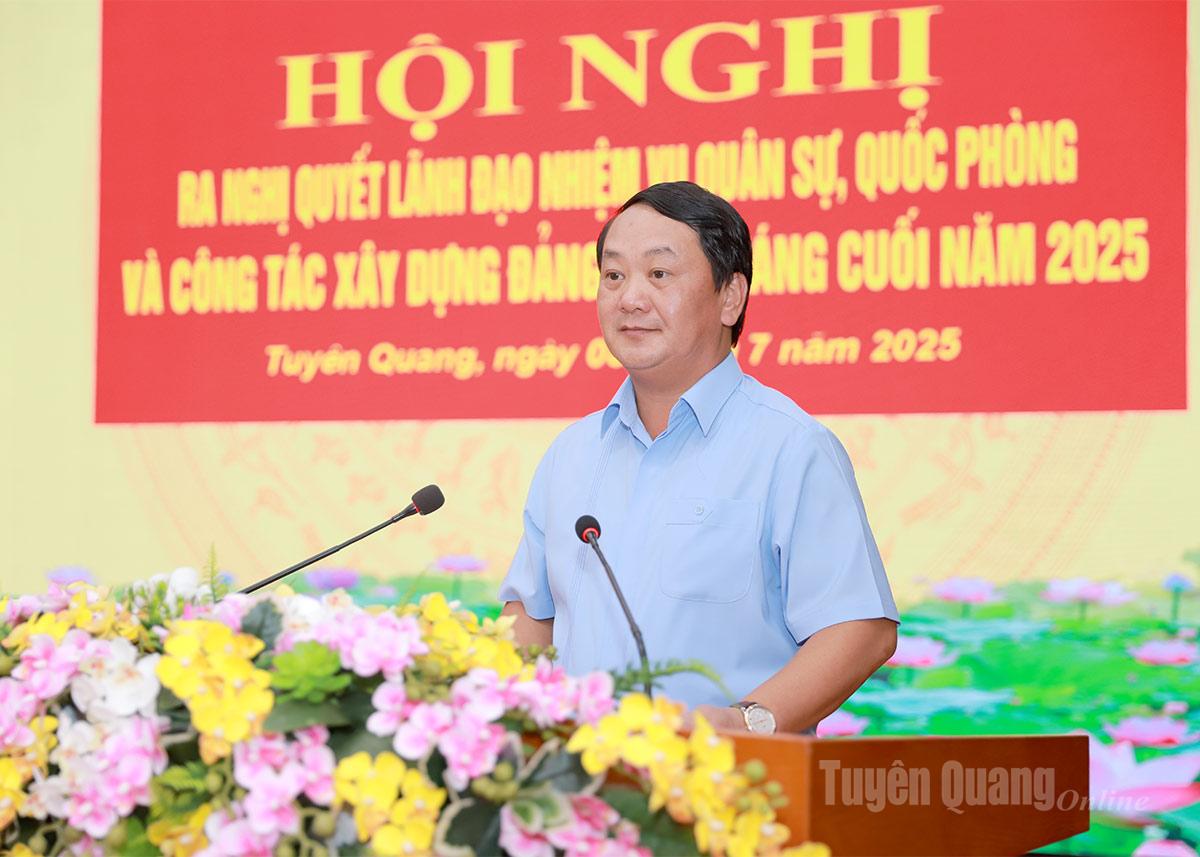 Đồng chí Bí thư Tỉnh uỷ Hầu A Lềnh cùng các đồng chí chủ trì hội nghị.