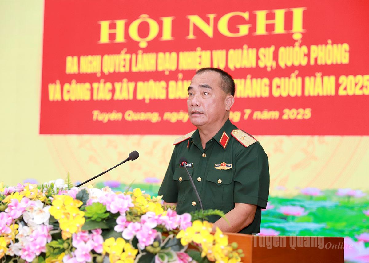 Thiếu tướng Nguyễn Đăng Khải, Phó Tư lệnh, Tham mưu trưởng Quân khu 2 phát biểu chỉ đạo tại hội nghị.
