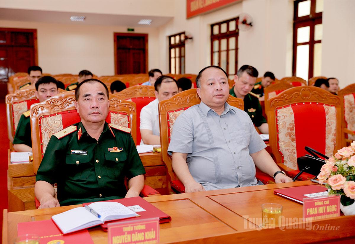 Thiếu tướng Nguyễn Đăng Khải, Phó Tư lệnh, Tham mưu trưởng Quân khu 2 và Chủ tịch UBND tỉnh Phan Huy Ngọc dự hội nghị.