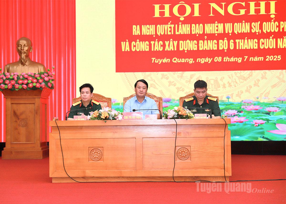  Đồng chí Bí thư Tỉnh uỷ Hầu A Lềnh cùng các đồng chí chủ trì hội nghị.