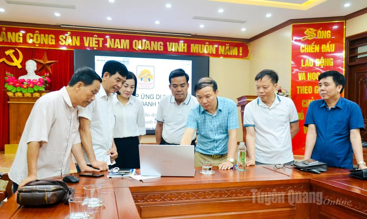 Lãnh đạo Hiệp hội Doanh nghiệp tỉnh hướng dẫn các thành viên sử dụng AI trong xử lý văn bản.