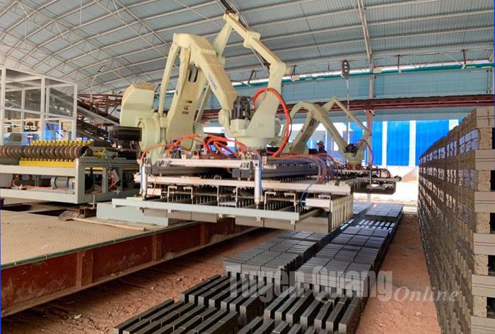 Công ty cổ phần Gạch Tuynel Viên Châu sử dụng hệ thống robot xếp gạch tự động.